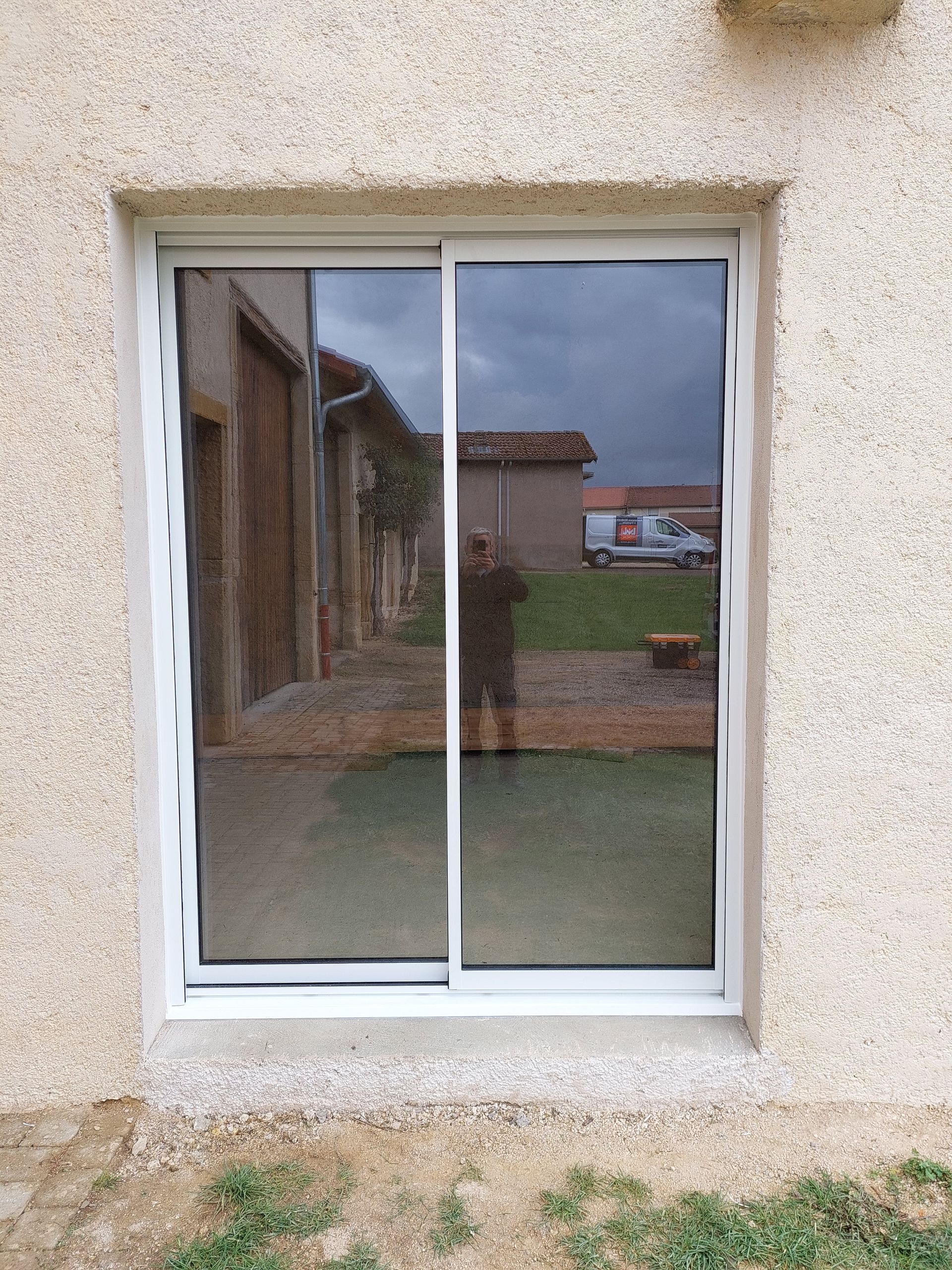 Grande fenêtre avec menuiserie de couleur blanche