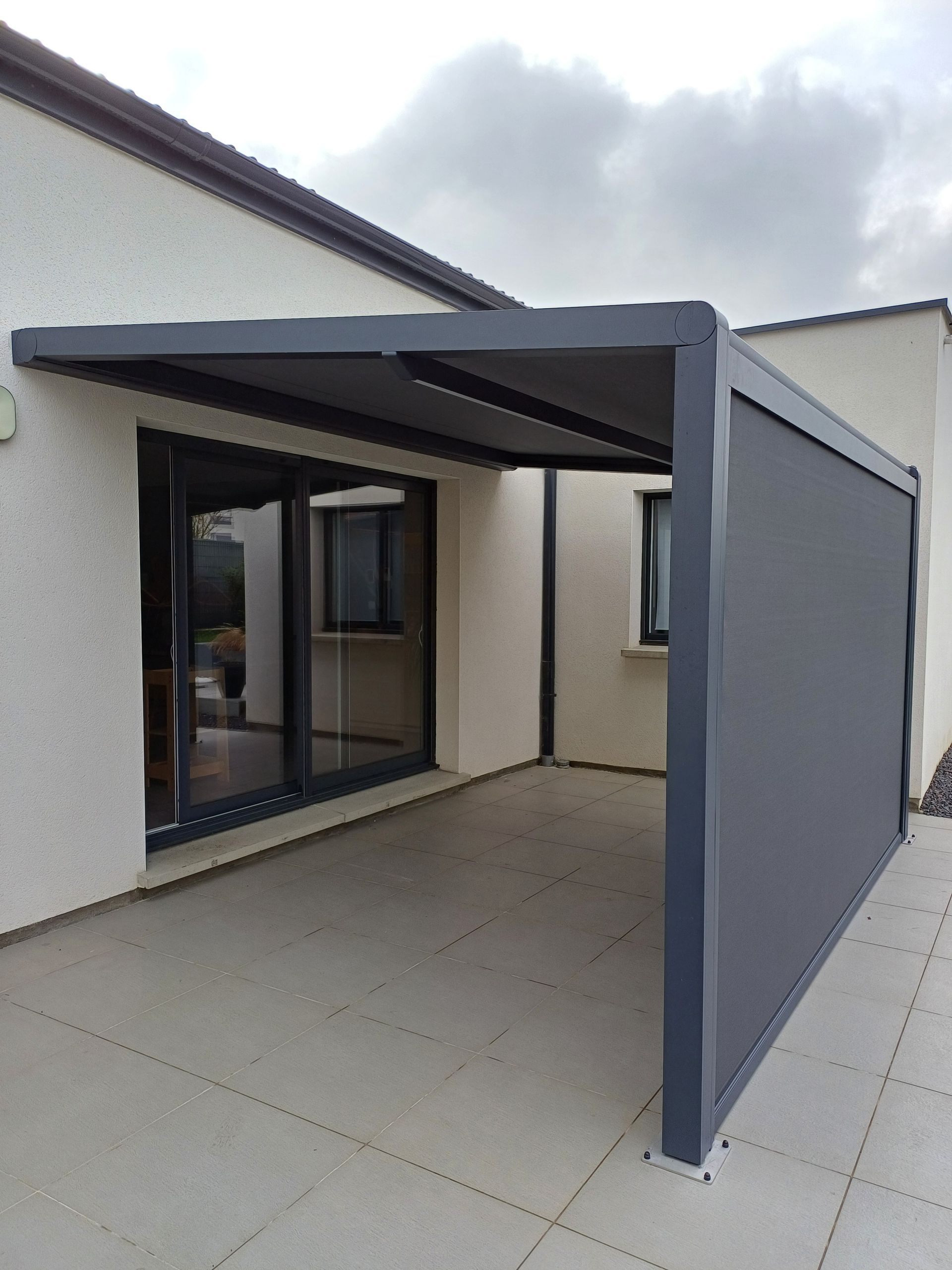 Store banne - pergola noir avec coté dépliant