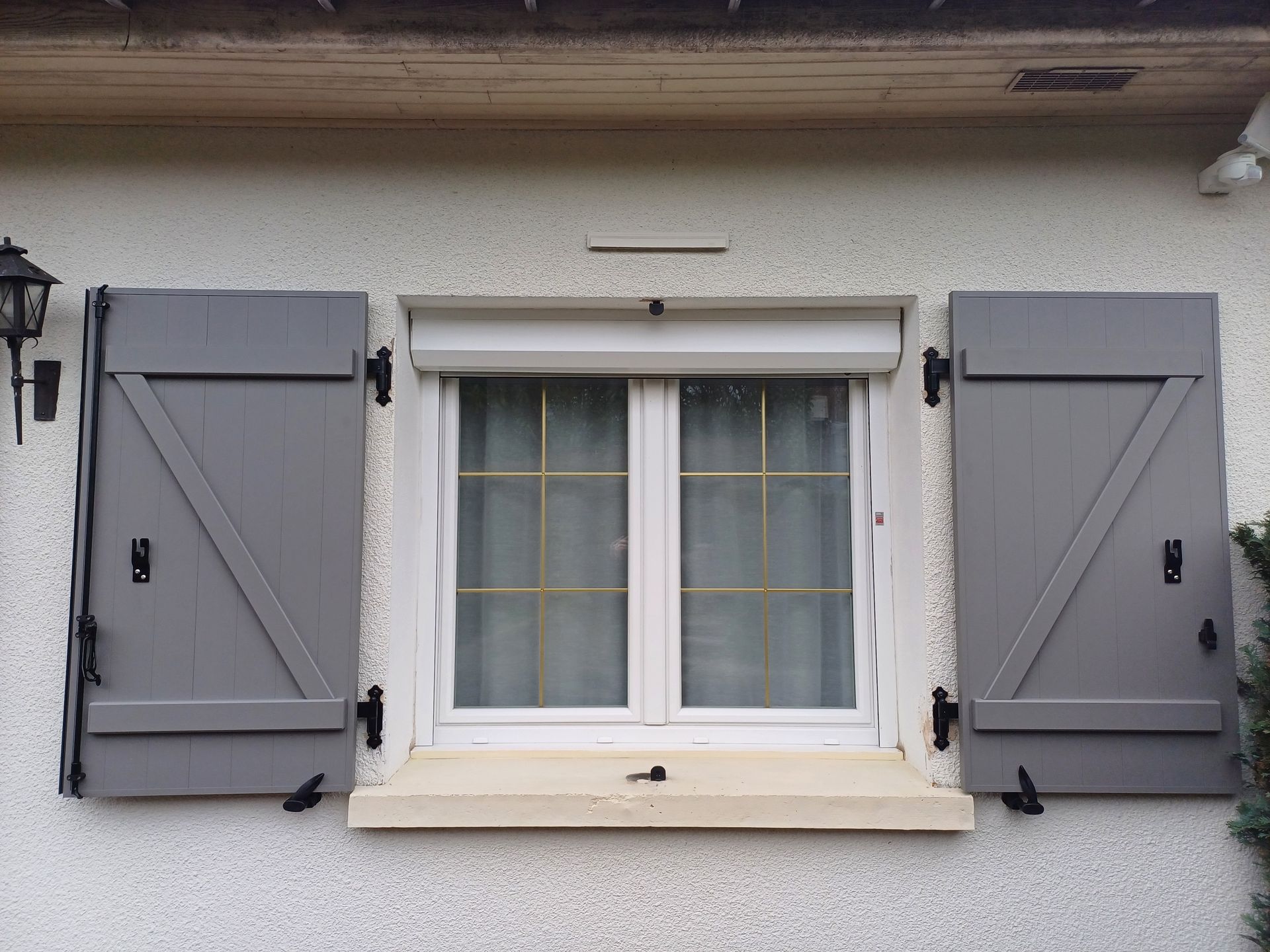 Volet battant en bois de couleur gris