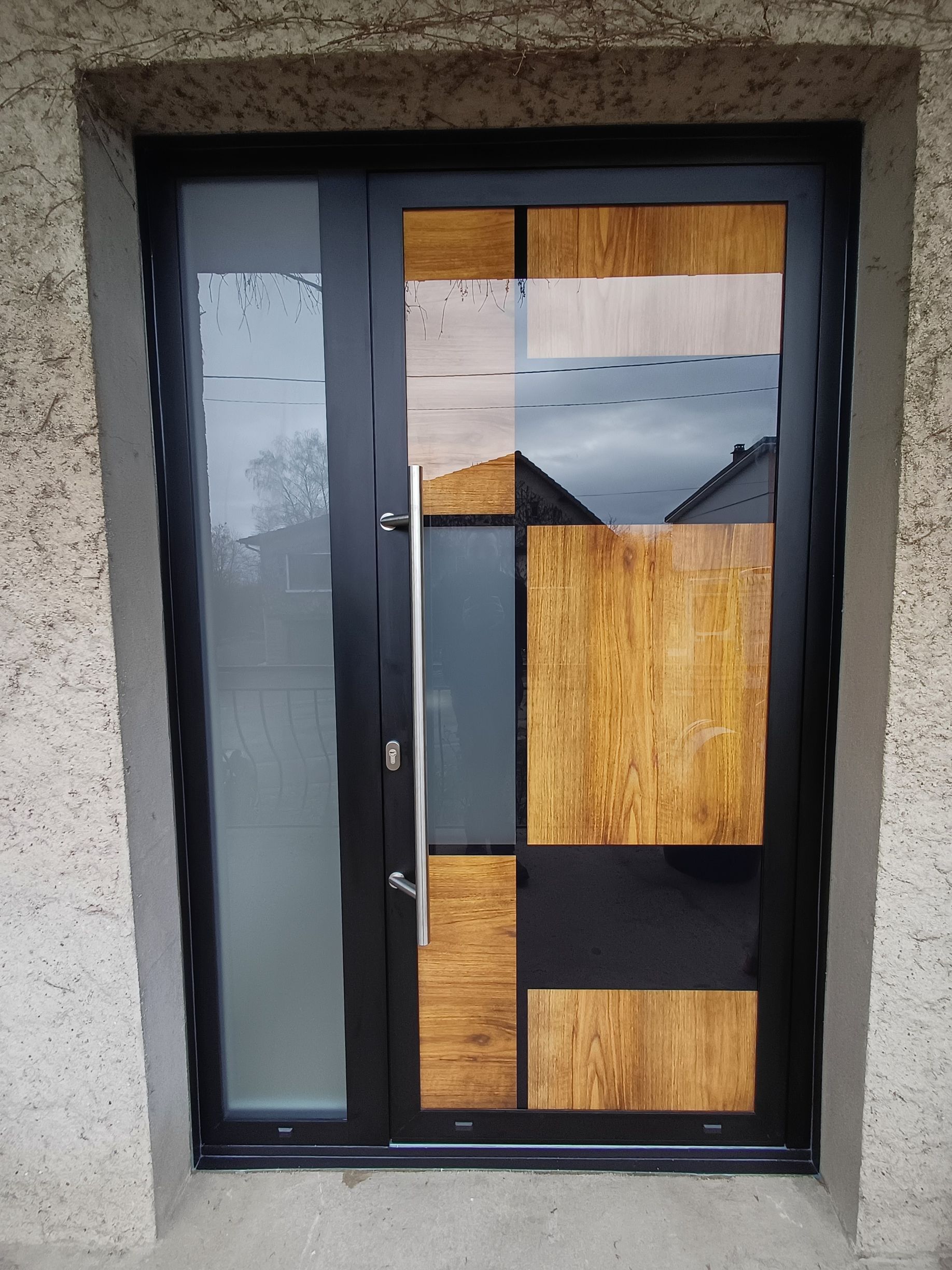 Grande porte d'entrée moderne en bois et aluminium de composition moderne