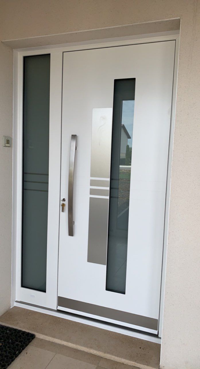 Porte d'entrée blanche avec fenêtre opaque et forme moderne avec poignée verticale en métal
