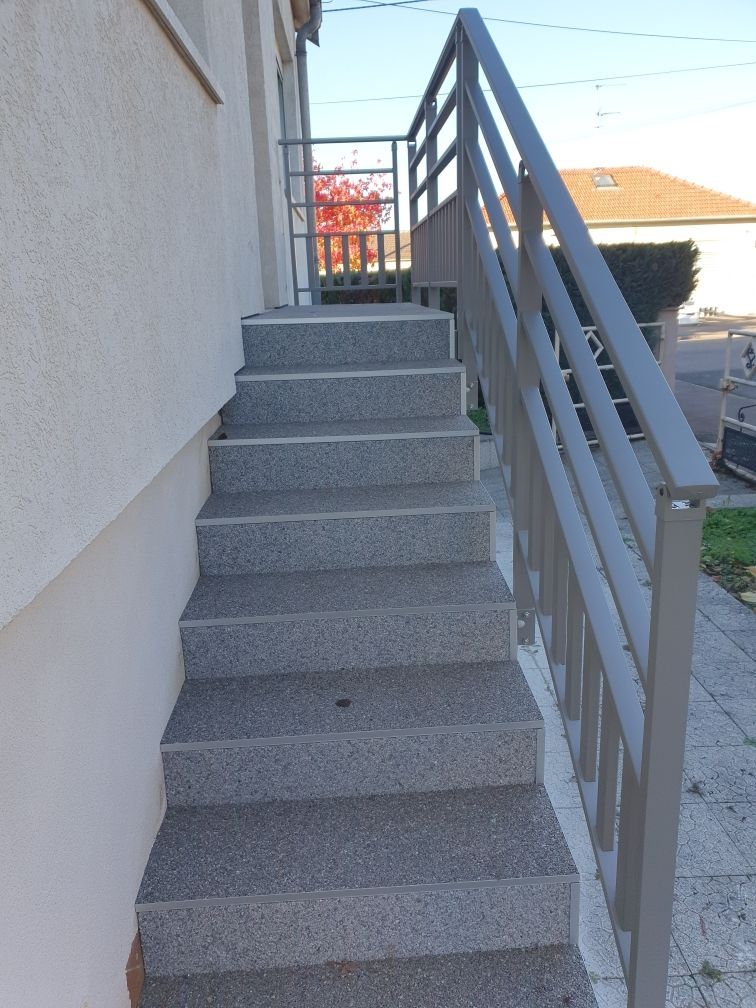 Rambarde grise pour protéger un escalier