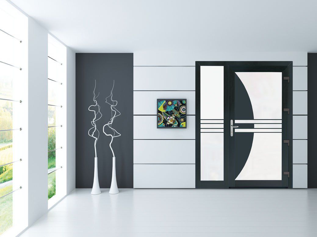 Porte d'entrée vue de l'intérieur, blanche et noire en accord avec le reste de la décoration