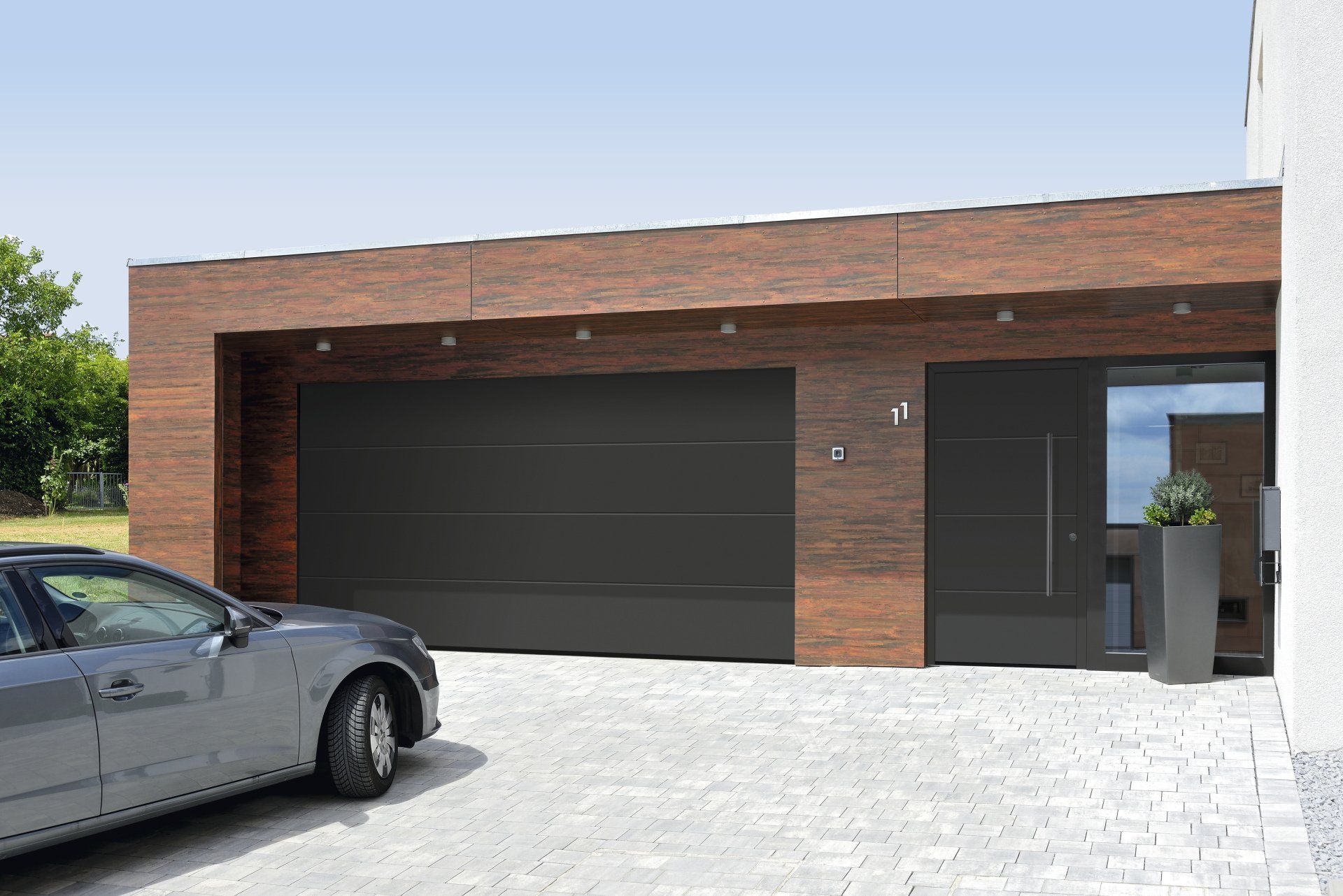 Porte et porte de garage assortie de couleur noir sur une façade de maison moderne