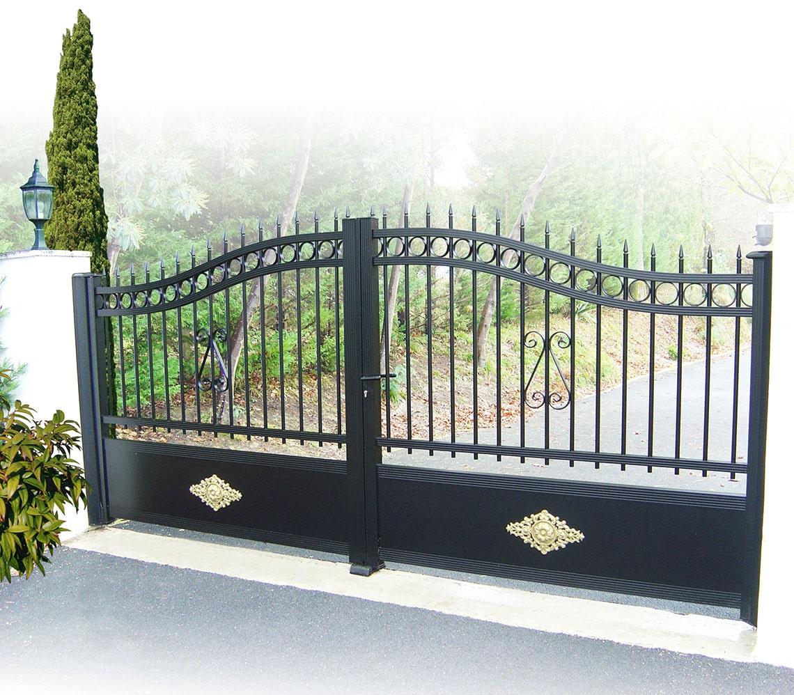Portail à  battants en fer noir avec barreaux en forme de pique fer forgé