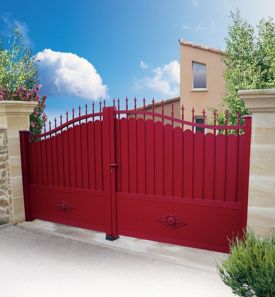 Portail en métal rouge à deux battants 