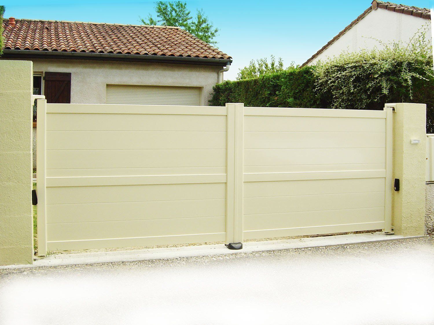 Portail battant de couleur blanc beige de forme classique