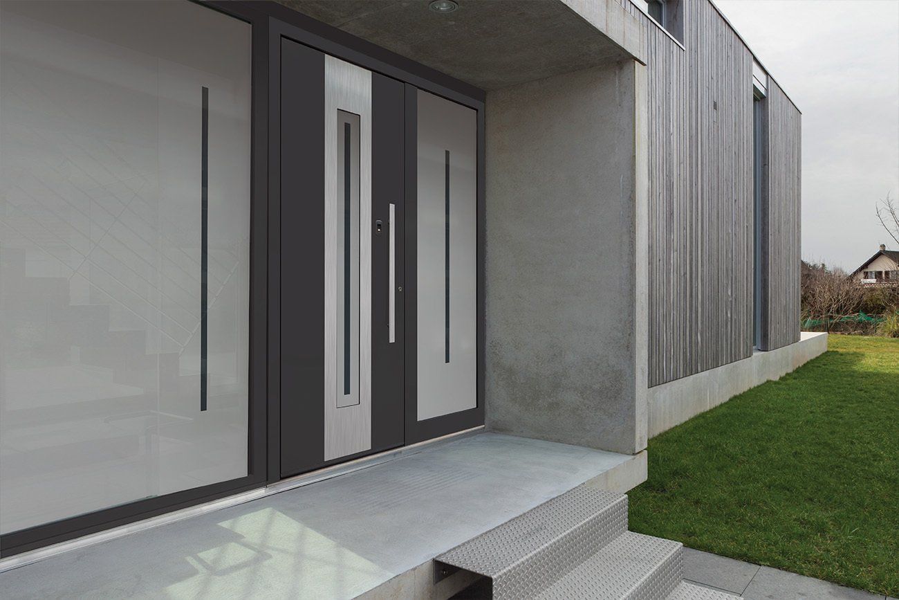 Porte de garage métallique gris béton avec parties plus sombres