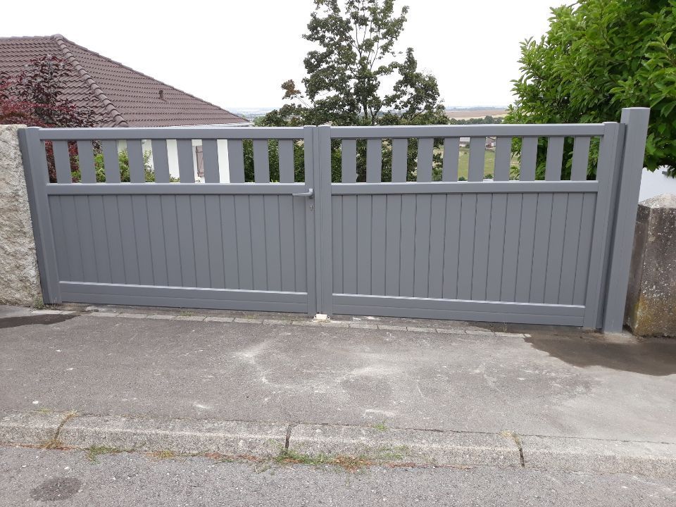 Portail à battants de couleur grise classique