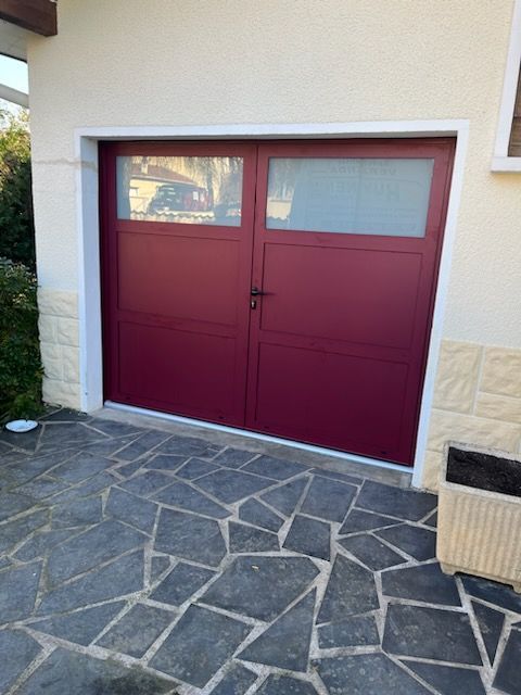 Porte de garage à porte battante de couleur bordeaux 