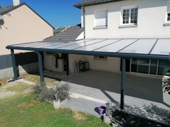 Pergola tout le long d'une maison pour ombrager la terrasse