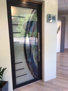 Porte d'entrée mixte verre et métal à motifs