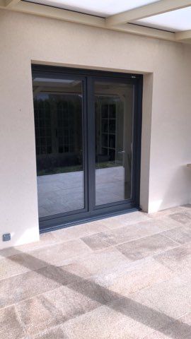 Porte-fenêtre battante avec menuiserie en alu noir