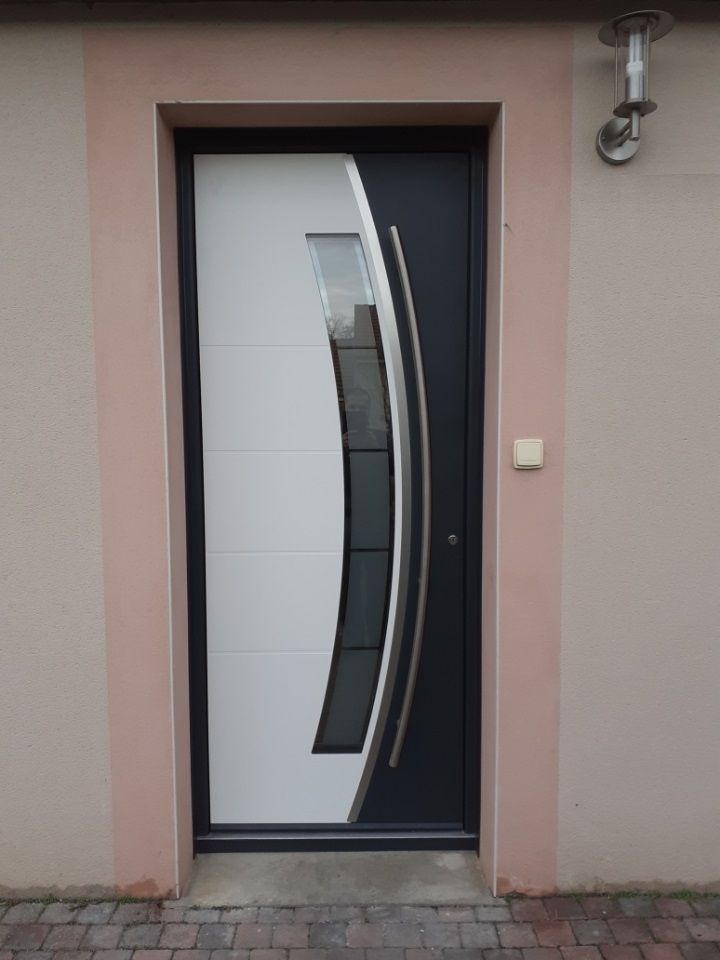 Porte d'entrée noire et blanche avec design arrondi au centre