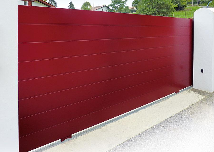 Portail coulissant métallique pourpre