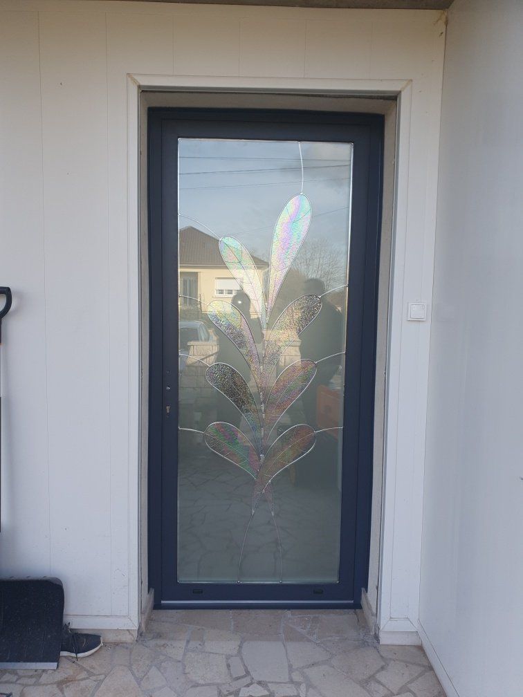 Porte d'entrée classique avec grande vitre et contour en acier noir.