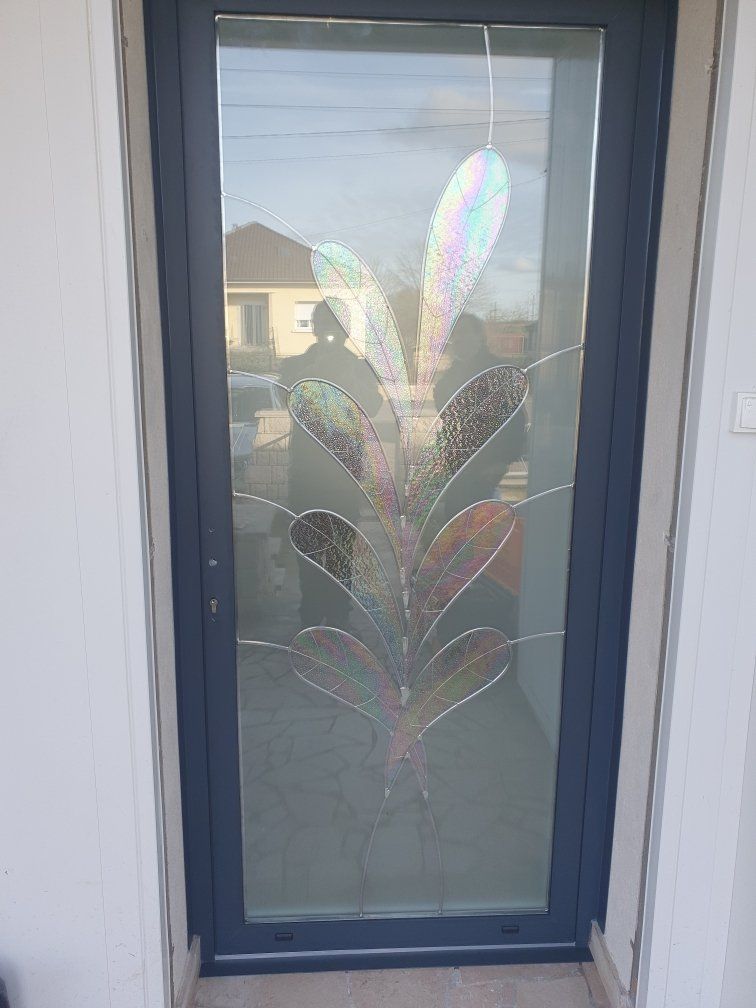 Porte d'entrée classique avec grande vitre et contour en acier noir. Zoom sur la porte.