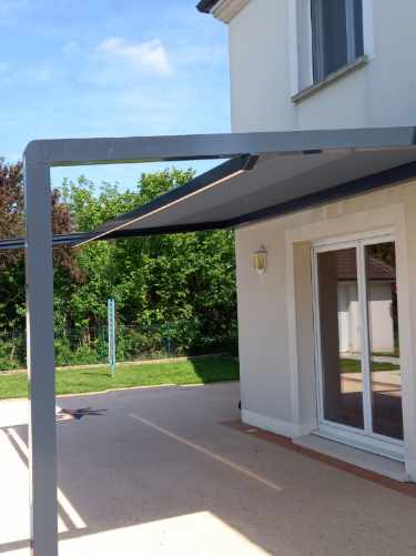 Pergola sombre avec panneau supérieur coulissant à moitié ouvert