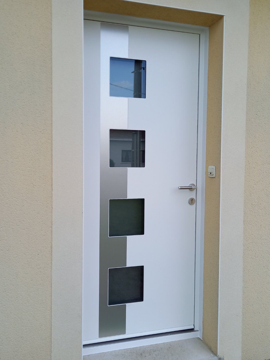 Porte blanche classique avec des carreaux de fenêtres et poignées.