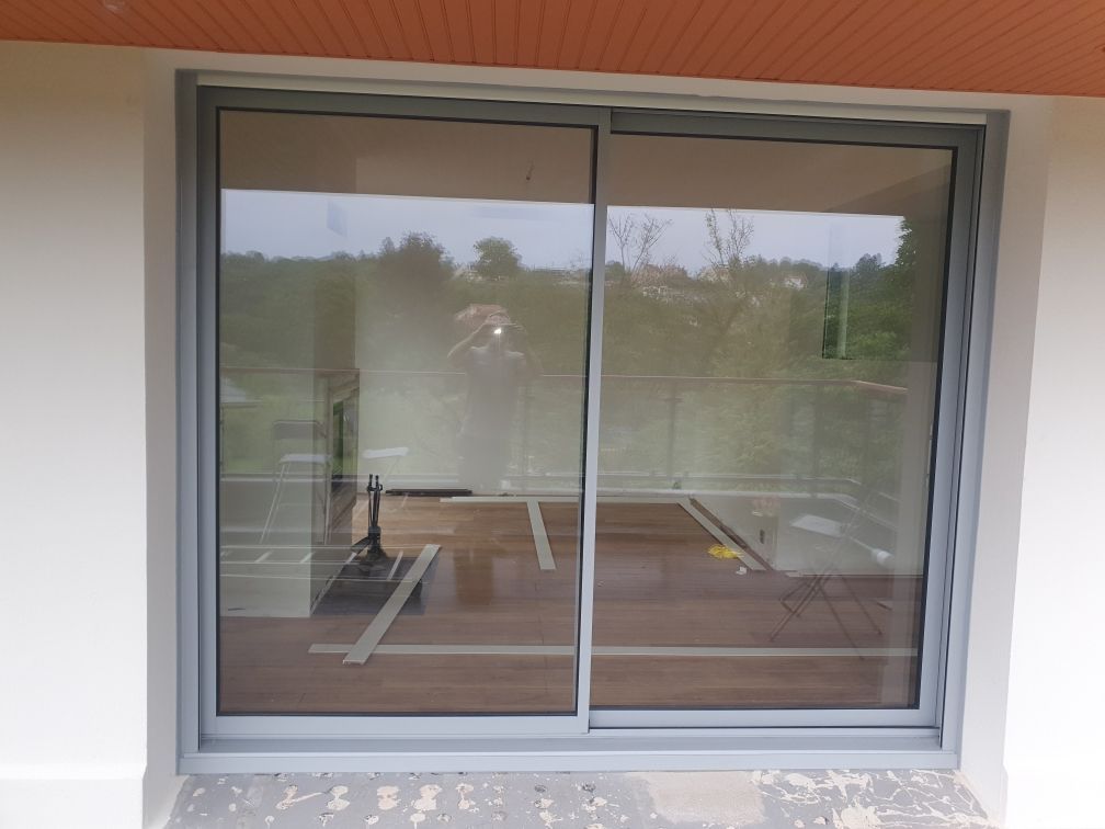 Baie coulissante avec armature en aluminium de couleur grise