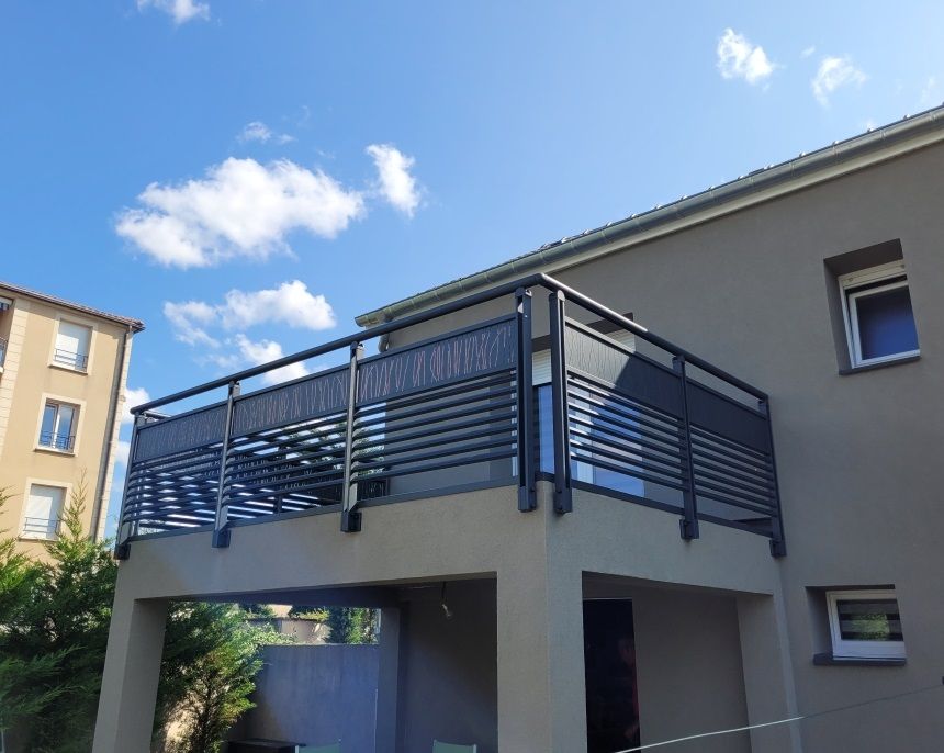 Rambarde avec forme géométrique pour clôturer l'ensemble d'une terrasse au-dessus d'une véranda