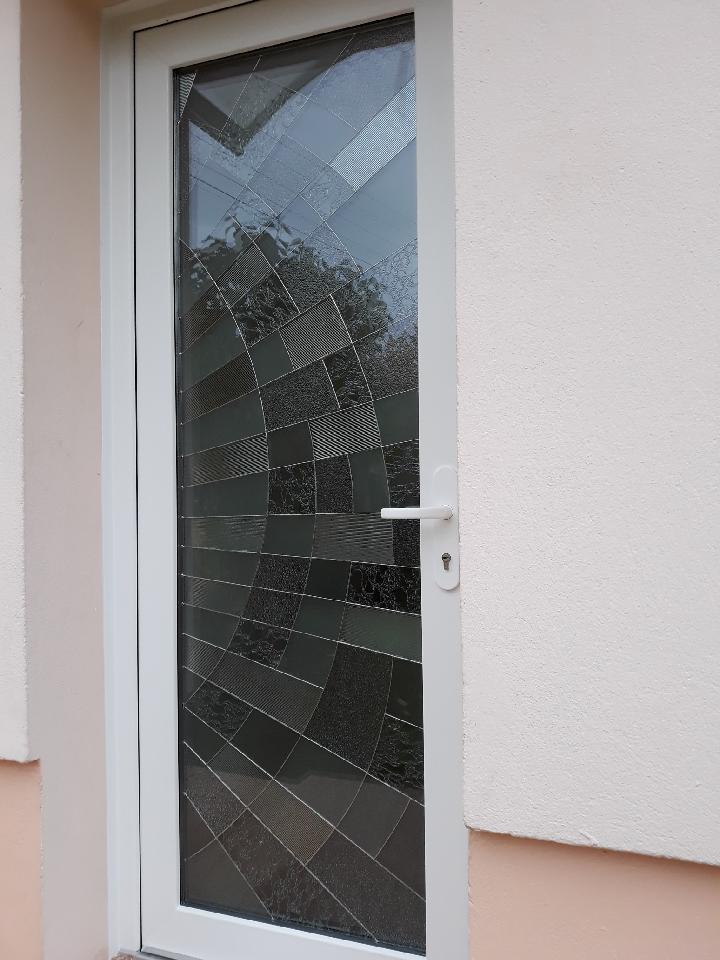 Porte d'entrée blanche en PVC et motifs en mosaique de verre au centre