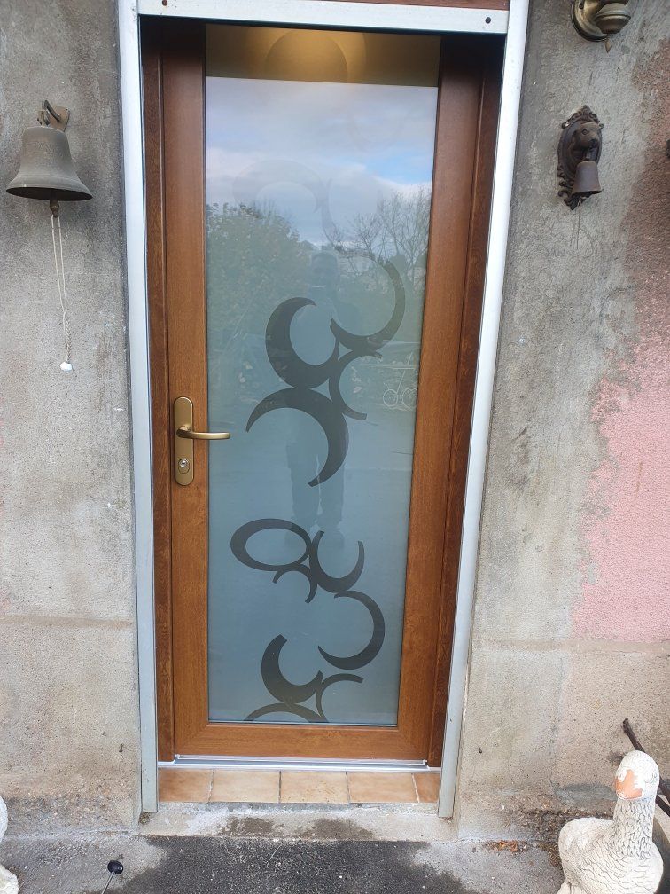 Porte d'entrée en bois avec corps en verre et motifs en clair de lune