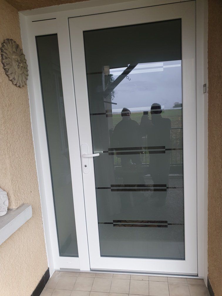 Porte d'entrée en PVC blanc avec corps en verre et motifs rectangulaires horizontaux