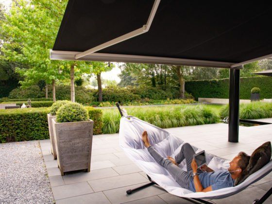 Personne dans un transat sous un store banne