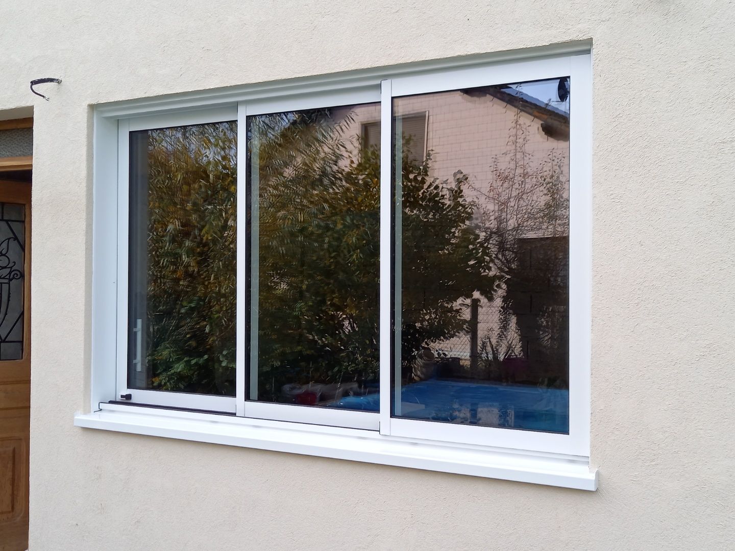 Grande fenêtre blanche coulissante