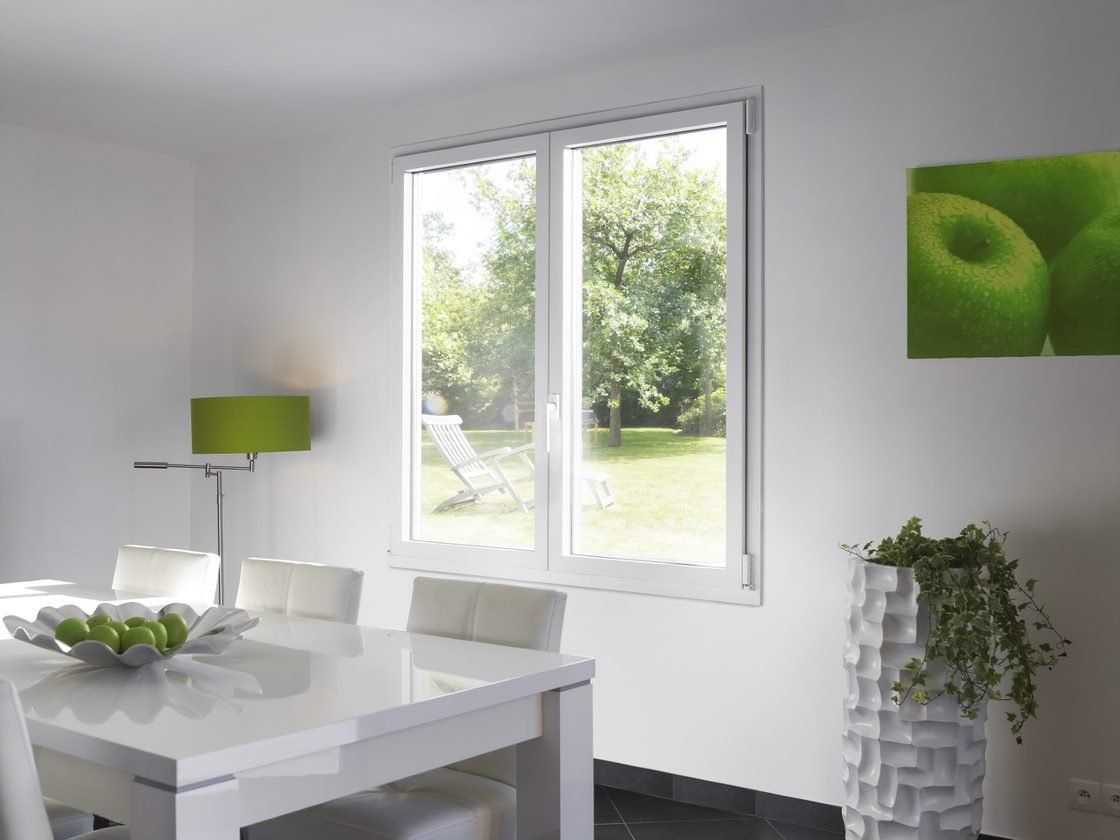 Fenêtre en PVC blanche vue depuis l'intérieur d'un salon