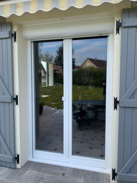 Porte-fenêtre simple en PVC blanc