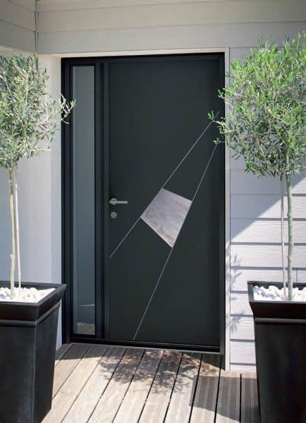 Porte d'entrée sombre avec motifs géométrique et partie métallique au centre