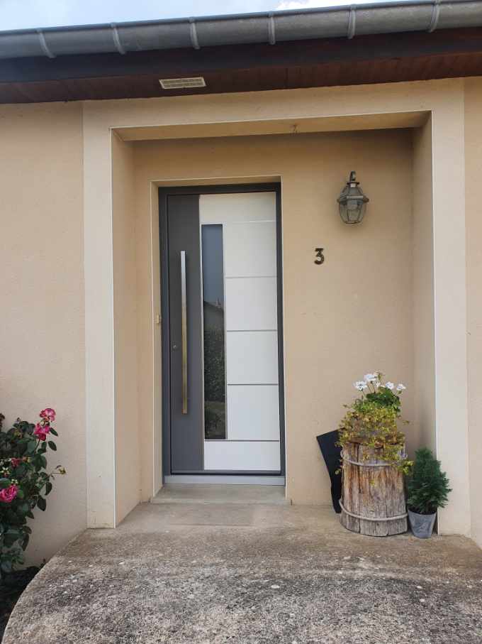 Porte d'entrée avec deux coloris blanc et gris en forme de bande verticale.