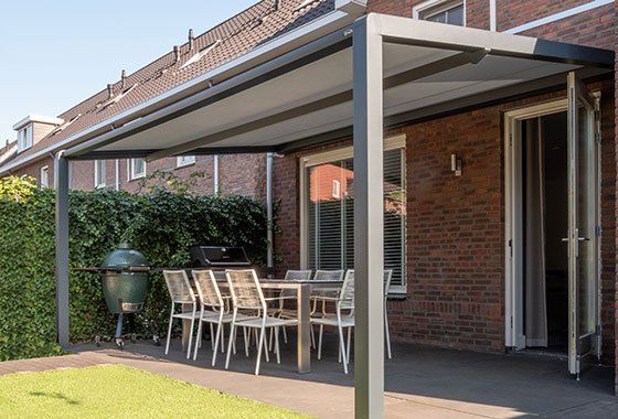 Pergola permettant à une terrasse accolée à la maison de disposer d'une zone d'ombre