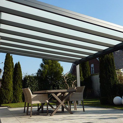 Pergola sombre avec panneau verticaux clairs