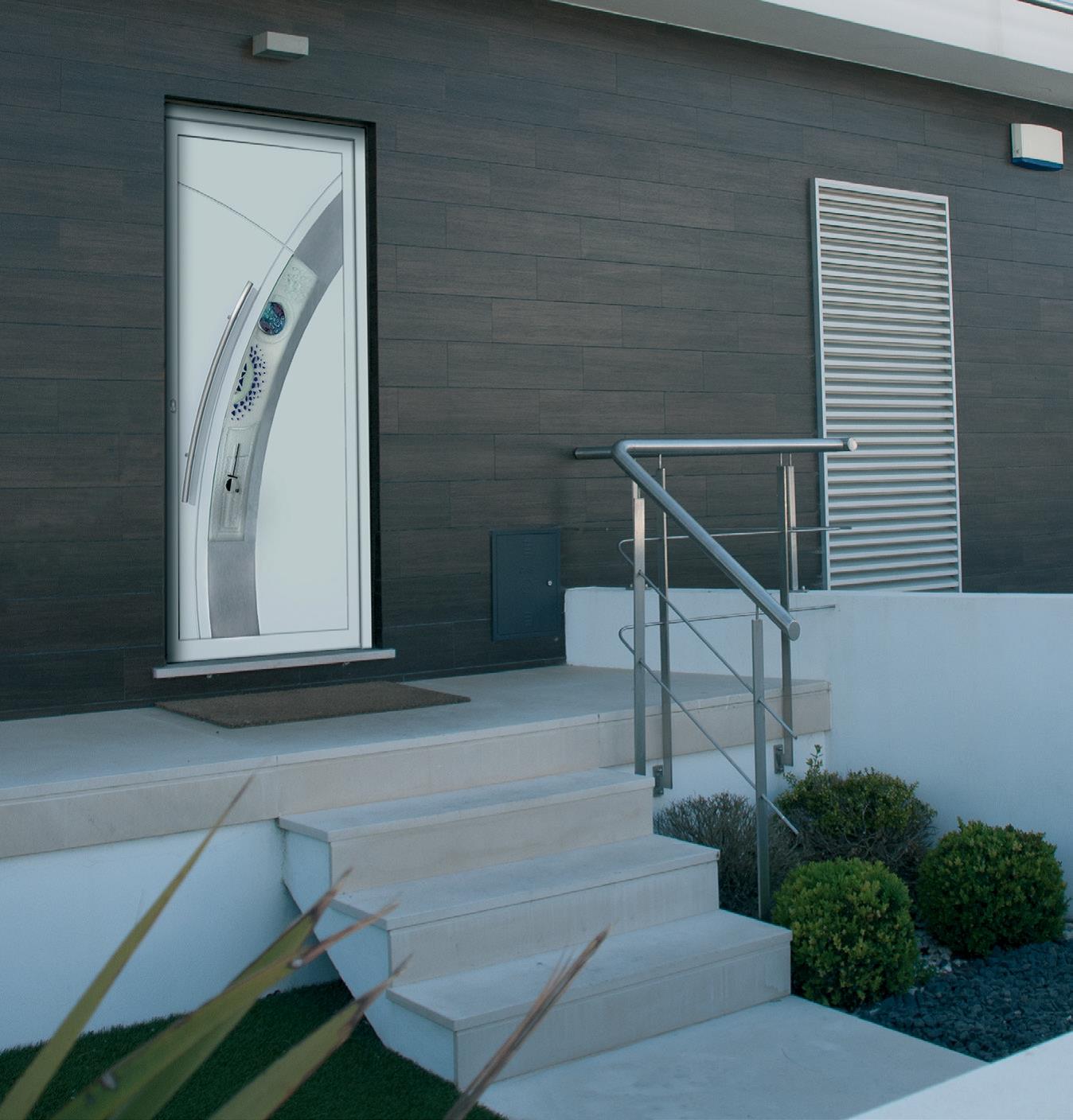 Porte d'entrée contemporaine blanche et métal vue de l'intérieur, avec des motifs d'écrou