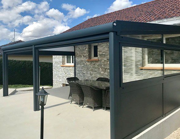 Pergola bleu sombre avec cloison vitrée à droite