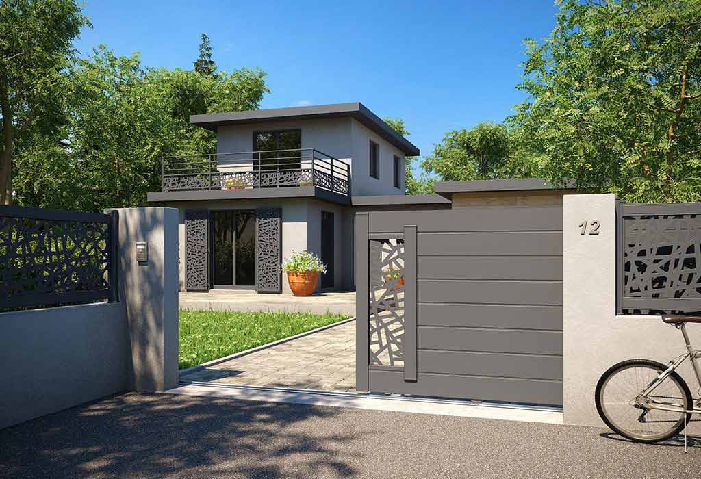 Portail à battants de couleur marron-gris semi-ouvert avec des formes artistiques et une partie en plein