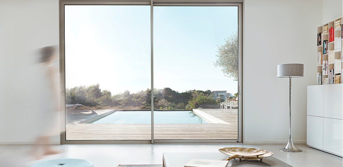 Porte-fenêtre en aluminium clair de grande dimension