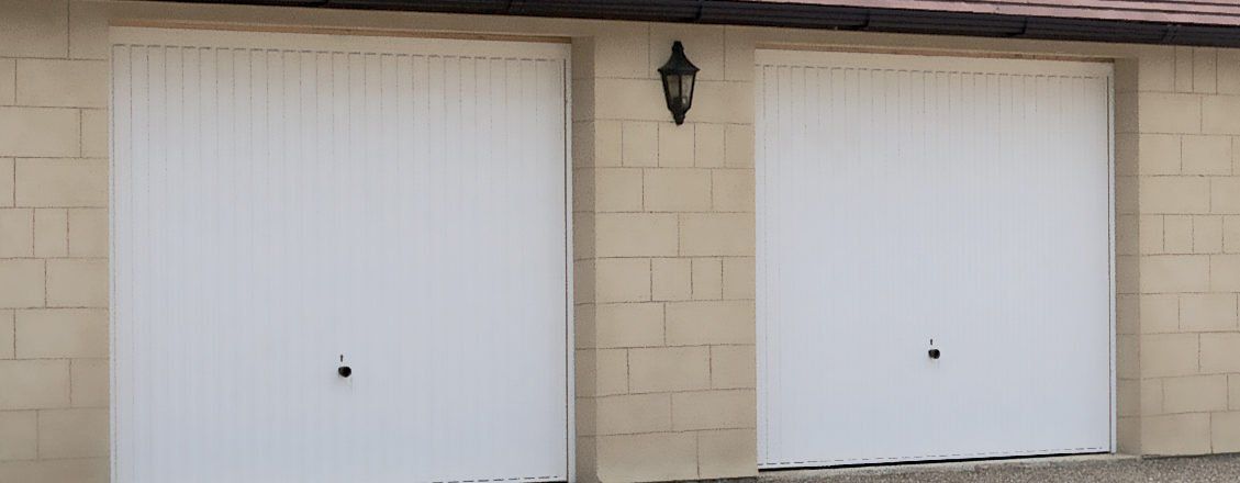 double porte de garage blanche à bascule