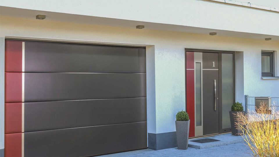 Porte de garage et porte d'entrée gris anthracite 