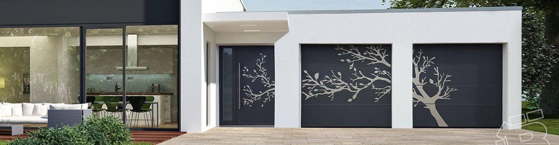 Porte d'entrée bleu sombre avec motif floral dans la continuité de la porte de garage à droite qui a la même décoraion