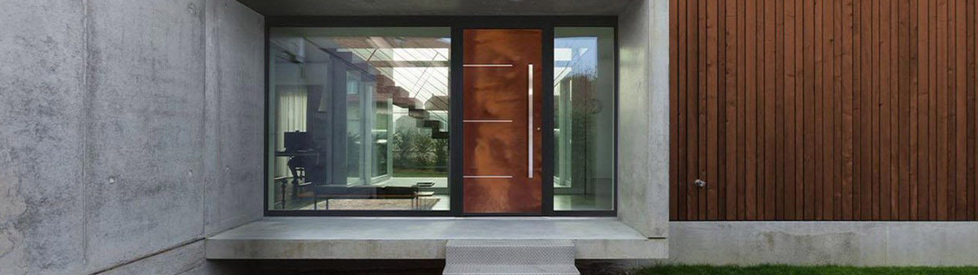 Porte d'entrée avec poignée métallique et corps en bois sombre