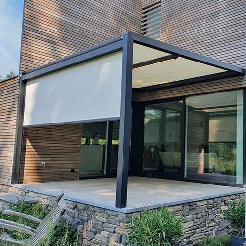 Pergola avec panneau latéral clair à moitié fermé