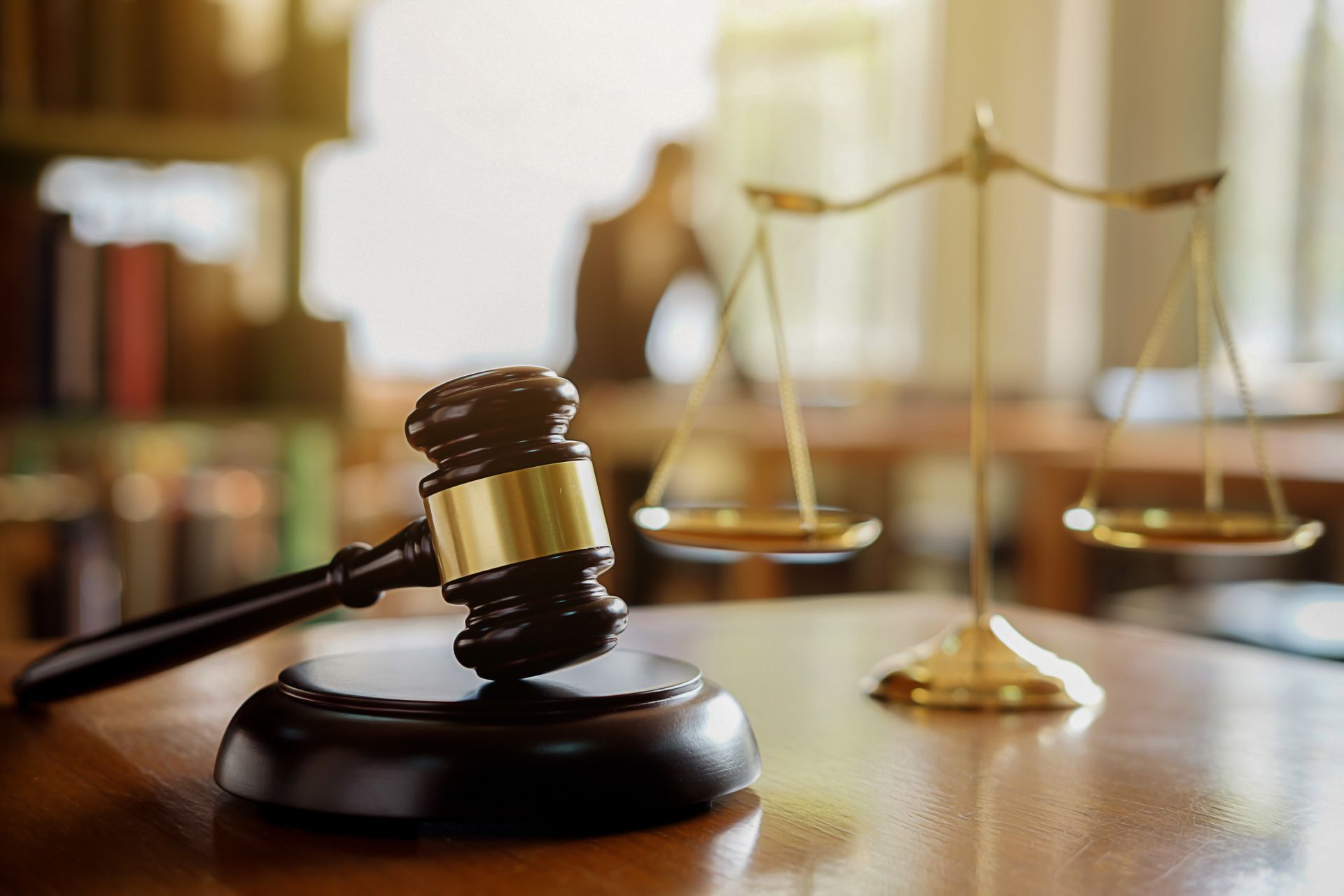 Symboles de la justice sur un bureau