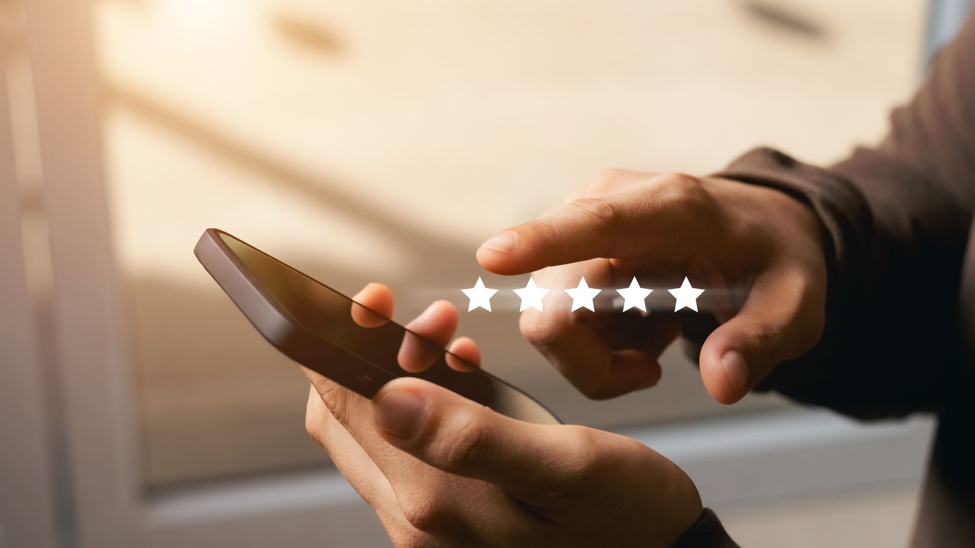 Mains utilisant un smartphone avec un système d'étoiles superposé sur un fond légèrement éclairé