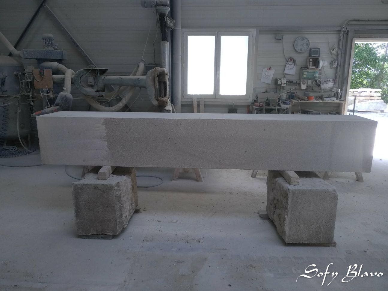 Pile en granit finition bouchardée