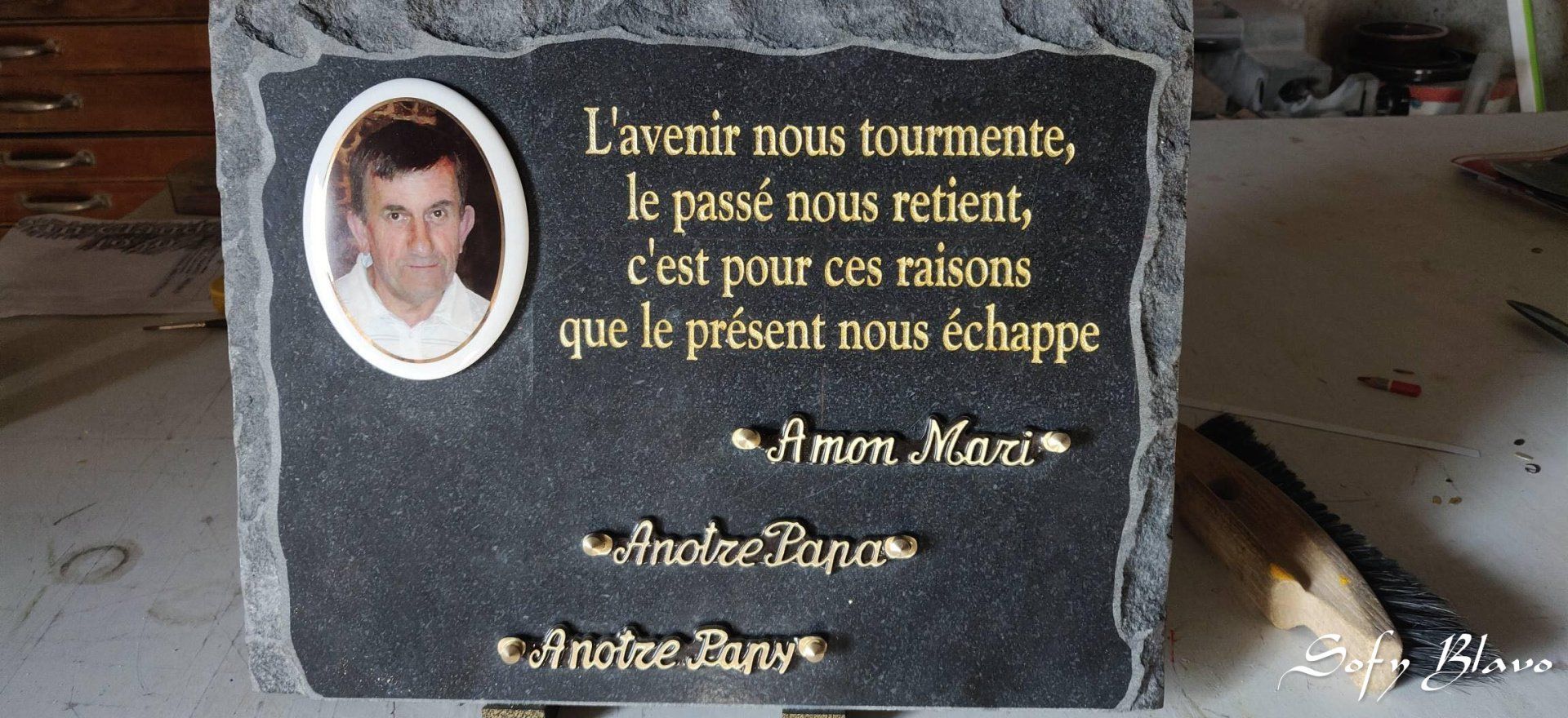 Plaque funéraire avec gravure en sablage