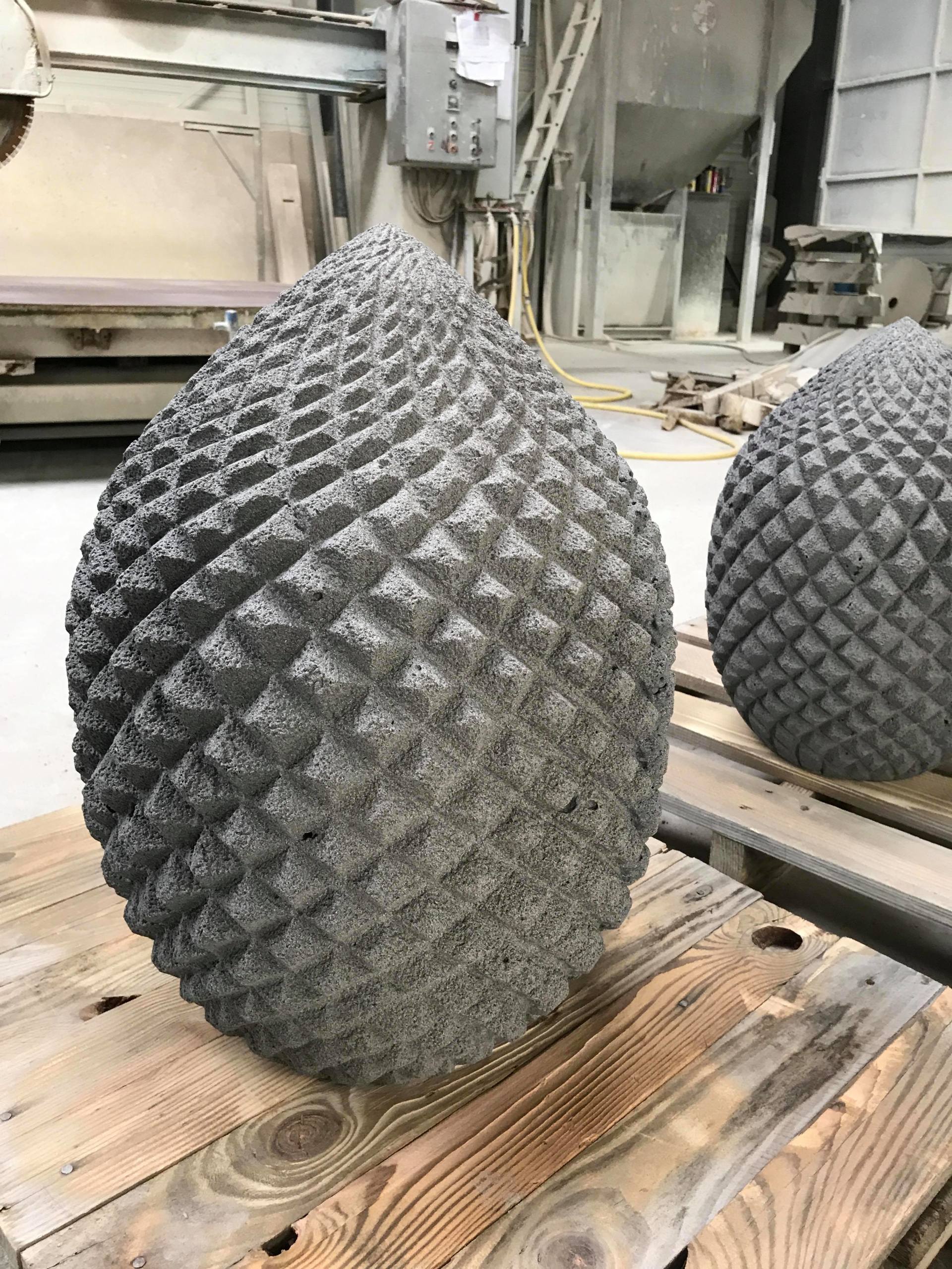 Pomme de pin en pierre de Bouzentes